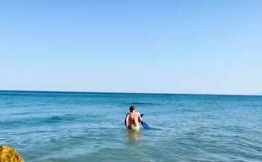 Голям туристически бос скочи гол в морето, извади чувал с миди и ги налапа сурови