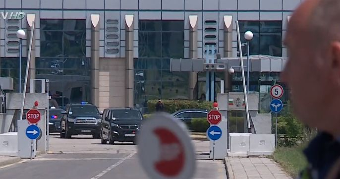 Зеленски вече е в България, а от МС извънредно обявиха... СНИМКИ