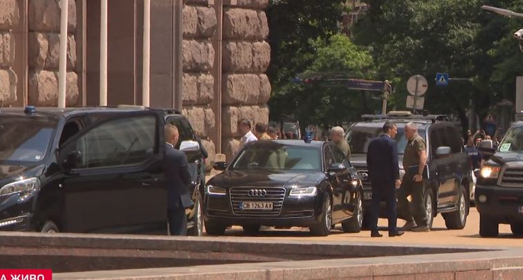 Всички чакат Зеленски в МС, а той изненадващо отиде първо във... СНИМКИ