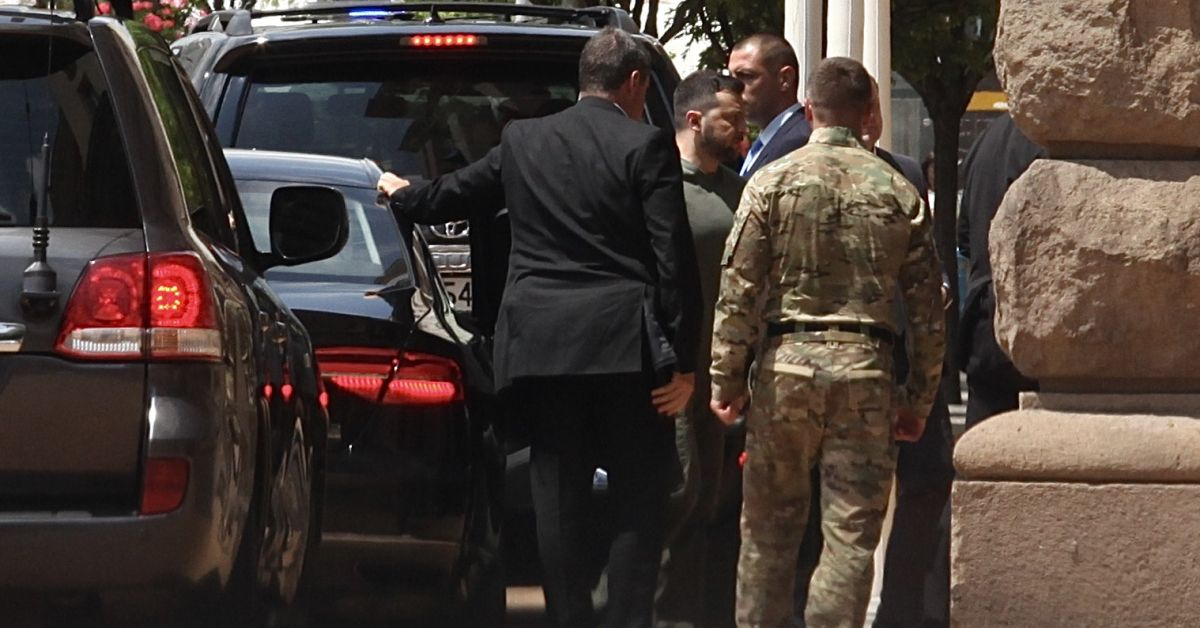 Всички чакат Зеленски в МС, а той изненадващо отиде първо във... СНИМКИ