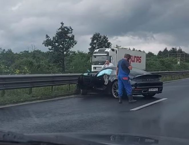 Гъзар помля скъпото си "Порше" на АМ "Тракия" 