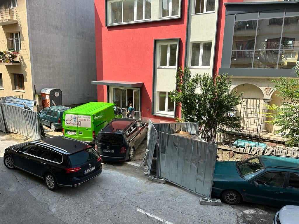 Брутална гавра! Откраднаха цял тротоар до СМГ пред носа на Столична община 