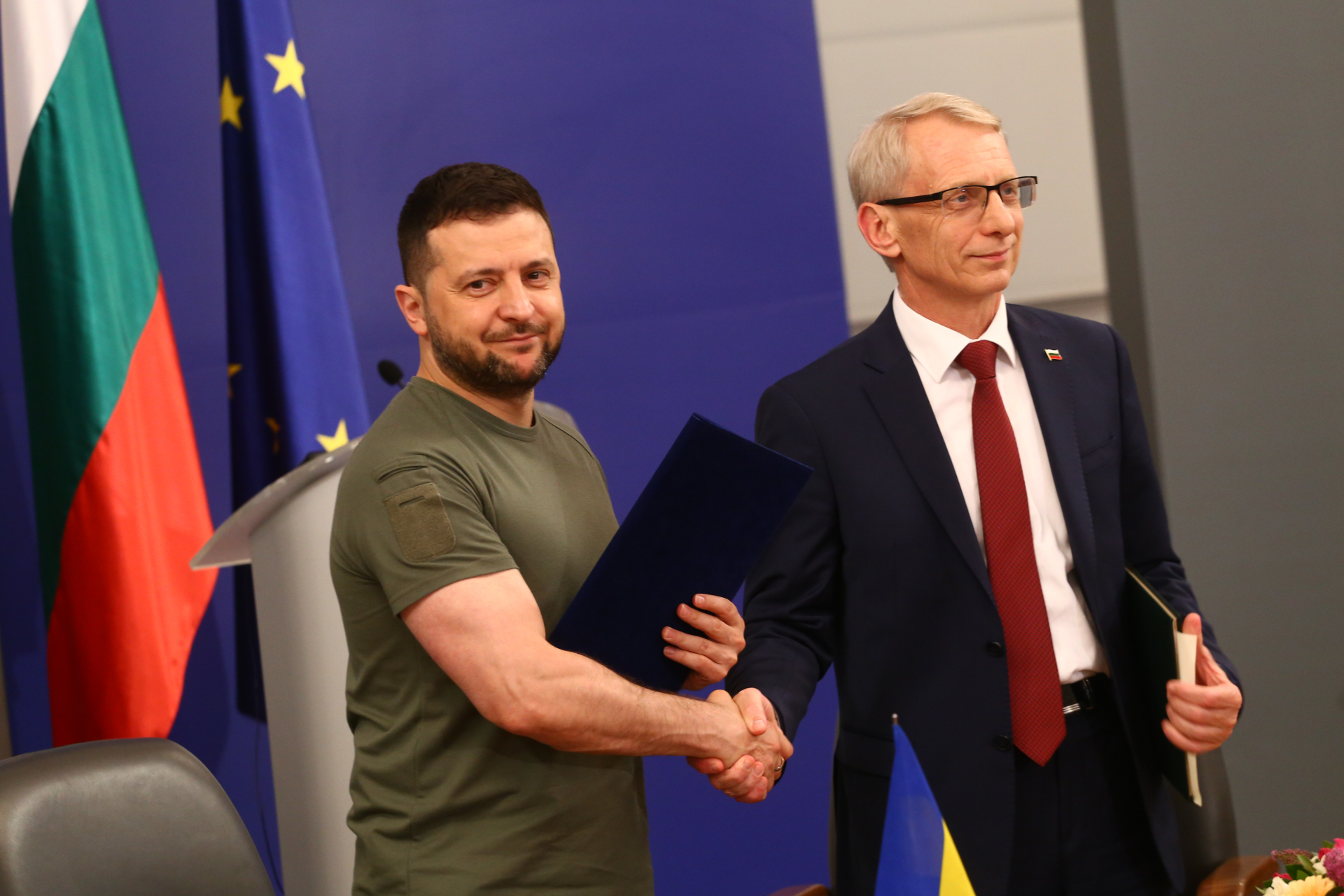 Зеленски благодарил на Денков за „въздействащата реч в ЕП“ 