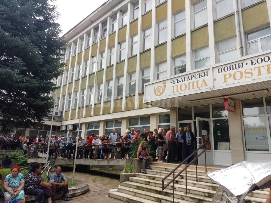Не е истина какво се случва пред пощата в Монтана в първия ден на раздаване на увеличените пенсии СНИМКИ 