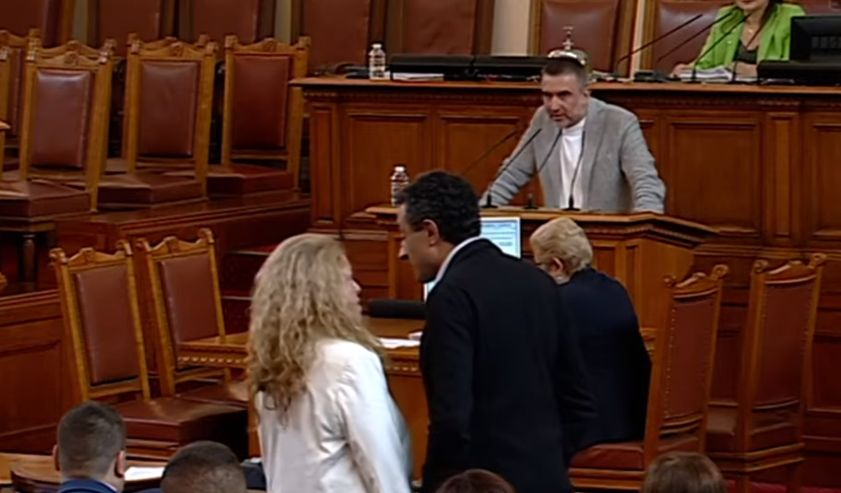 Депутатката от ДБ поднесе неприятна изненада на ПП, Лорер я сдъвка здраво, а референдумът за лева... БЛИЦ TV