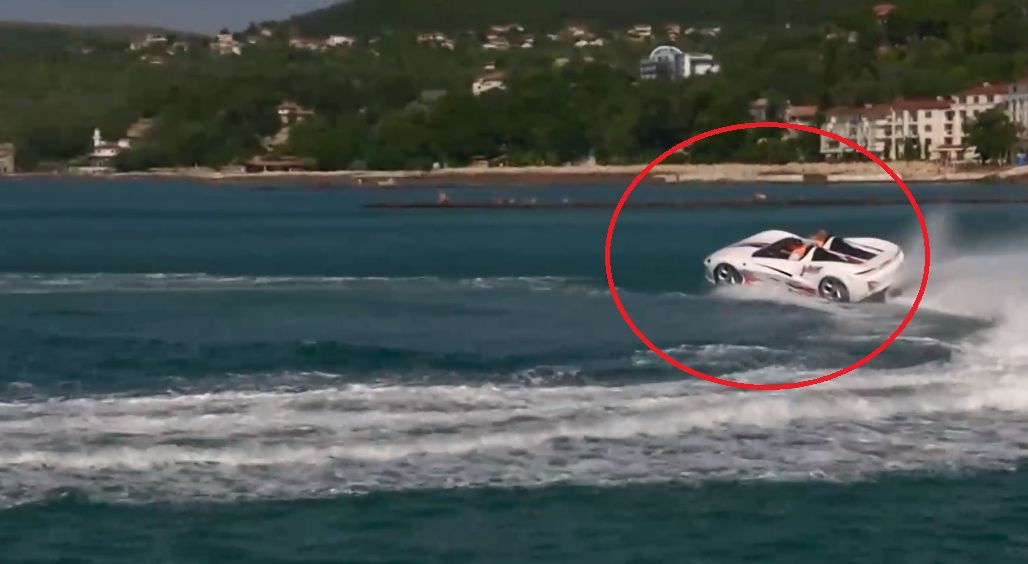 Чудо невиждано в Балчик: Луксозна спортна кола шпори вълните ВИДЕО