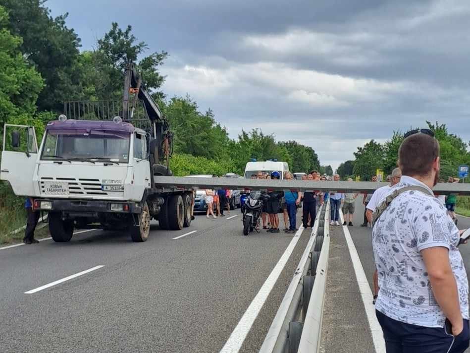 Такъв инцидент с кран по морето не помнят, извиха се безкрайни опашки на пътя Бургас-Созопол ВИДЕО