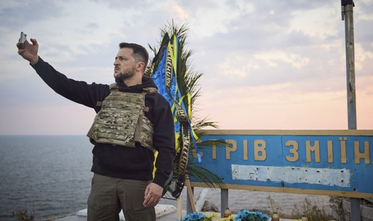 Емблематично! Зеленски посети Змийския остров за 500 дни от началото на руската инвазия ВИДЕО