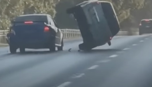 Зрелищни ВИДЕА: Яростна свада между шофьори завърши по драматичен начин