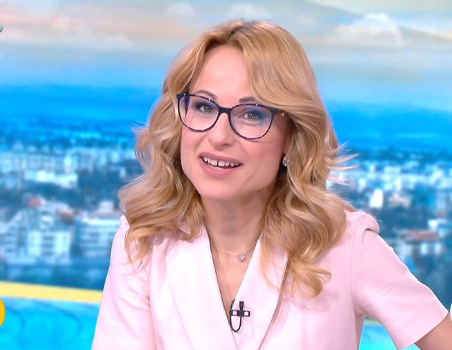 В ранни зори: Цънцарова лъсна в оскъдна рокля, заголи... СНИМКИ 18+
