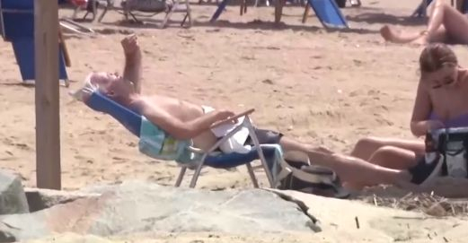 По бански с морски костенурки: Ето какво направи Байдън на плажа ВИДЕО
