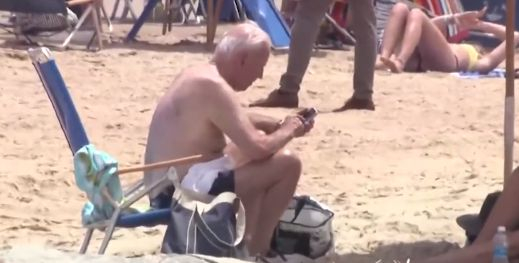 По бански с морски костенурки: Ето какво направи Байдън на плажа ВИДЕО