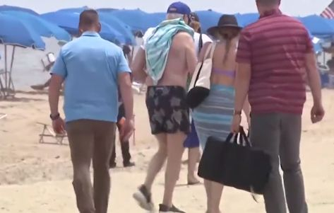 По бански с морски костенурки: Ето какво направи Байдън на плажа ВИДЕО