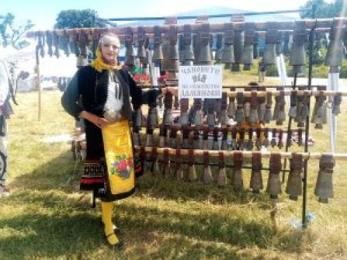 Най-красивата митничарка в България остави всички без ума и дума с уникална носия на Църногорския събор 