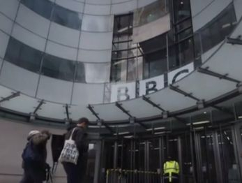 Сексскандал тресе BBC! Водещ плащал луди пари на 17-г. за...