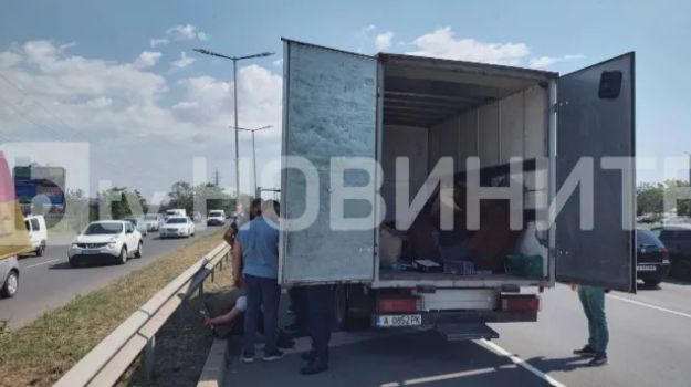 Няма край! Откриха 18 бежанци в тайник на микробус в Бургас СНИМКА
