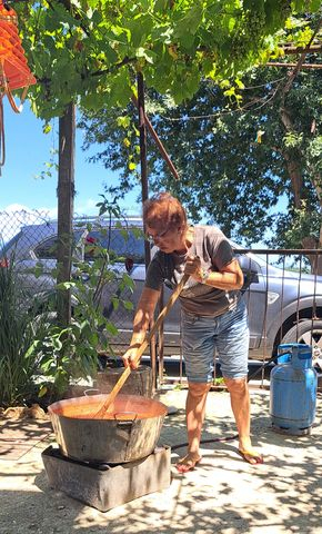 Главният готвач Линка издаде тайната рецепта на най-вкусната печена лютеница СНИМКИ