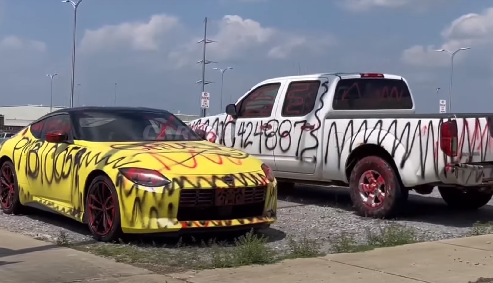 Надраскаха зверски почти нови коли Nissan, ето причината ВИДЕО 