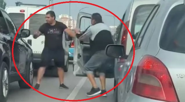 Зрелищен екшън в София! Бесни шофьори се млатиха до кръв! ВИДЕО