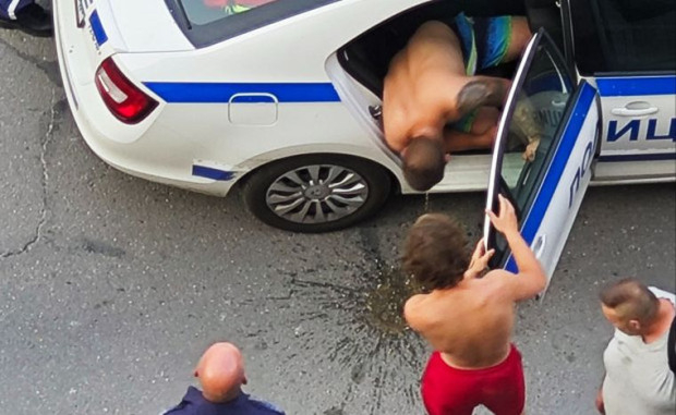 Полугол, пиян и повръщат в патрулката - грозна изцепка на пловдивски джигит СНИМКИ 18+