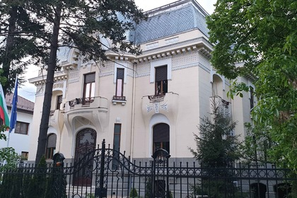 Извънредна ситуация в Букурещ, затвориха българското посолство заради...