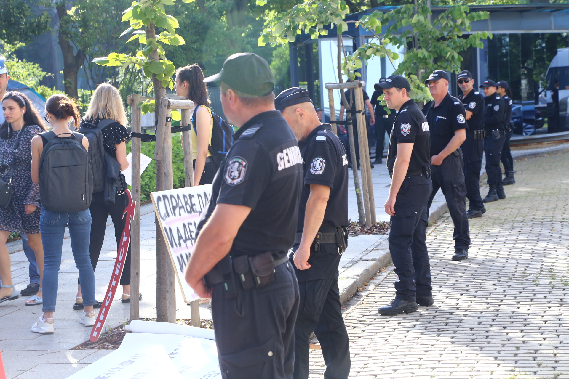 Внимание, полицаи блокират центъра на София