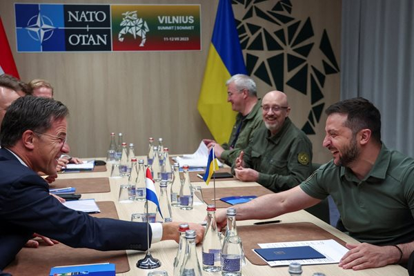 Комично: Володимир Зеленски и Марк Рюте "се скараха", няма да повярвате за какво ВИДЕО
