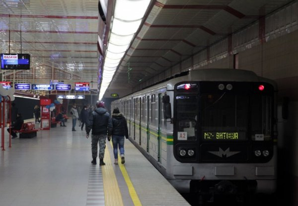 Момиче опита да се самоубие на релсите в софийското метро, полицай го спаси