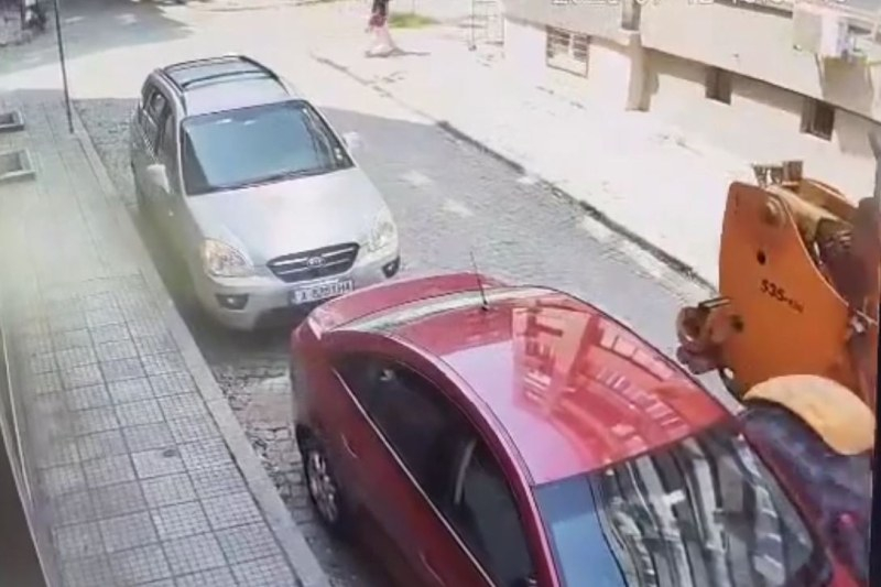 Багер отнесе огледалото на кола, ето какво стана после ВИДЕО