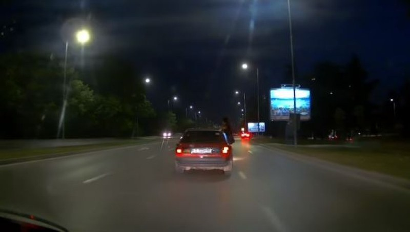 Момиче вбеси мрежата с простотията си, можело е дори да загине ВИДЕО 