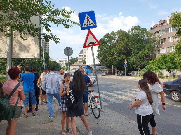 Пълно безхаберие: Знаците на мястото, където загина 13-г. дете в Пловдив, са... СНИМКИ