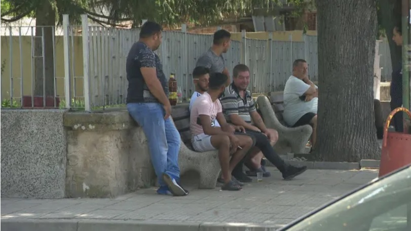 Работа? Цели села пускат болничен, когато дойде време за събиране на реколтата 