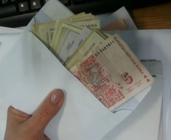 Ще се хванете за главата: Губите над 100 000 лева, ако взимате заплатата в плик под масата