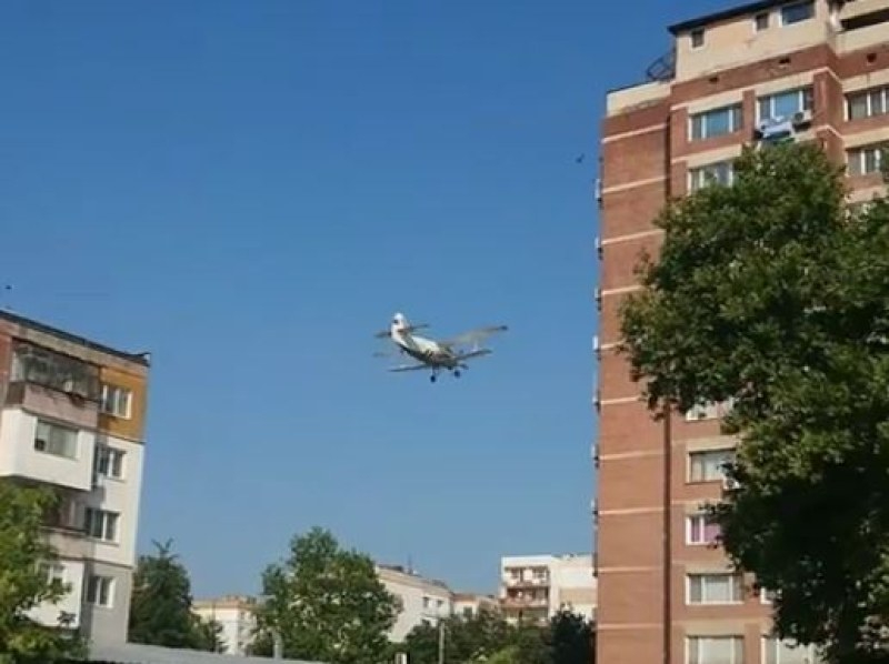 Инфарктна ситуация с малък самолет изправи косите на гражданите на Козлодуй ВИДЕО