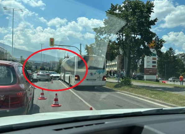 Извънредно в БЛИЦ! Тежка катастрофа между 3 коли и автобус в "Дианабад" в София СНИМКА