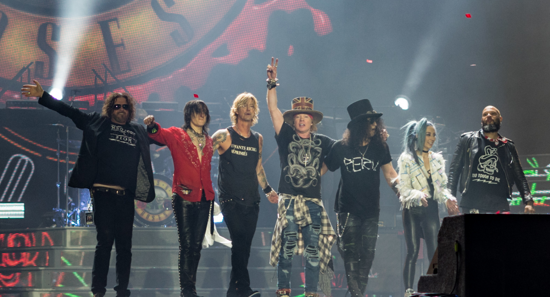 Пак се показахме пред чужденците: Нашенец атакува с пищов концерт на Guns N Roses