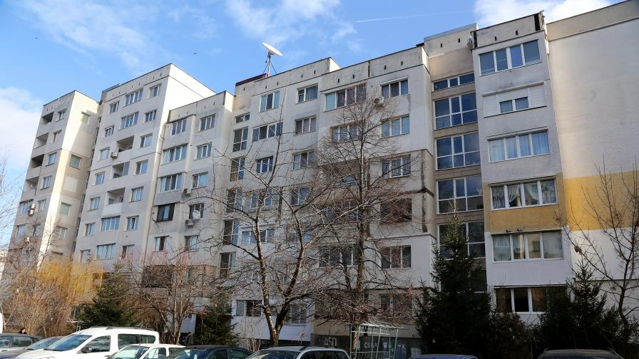 Психично болна жена от Бобов дол тероризира съседите си