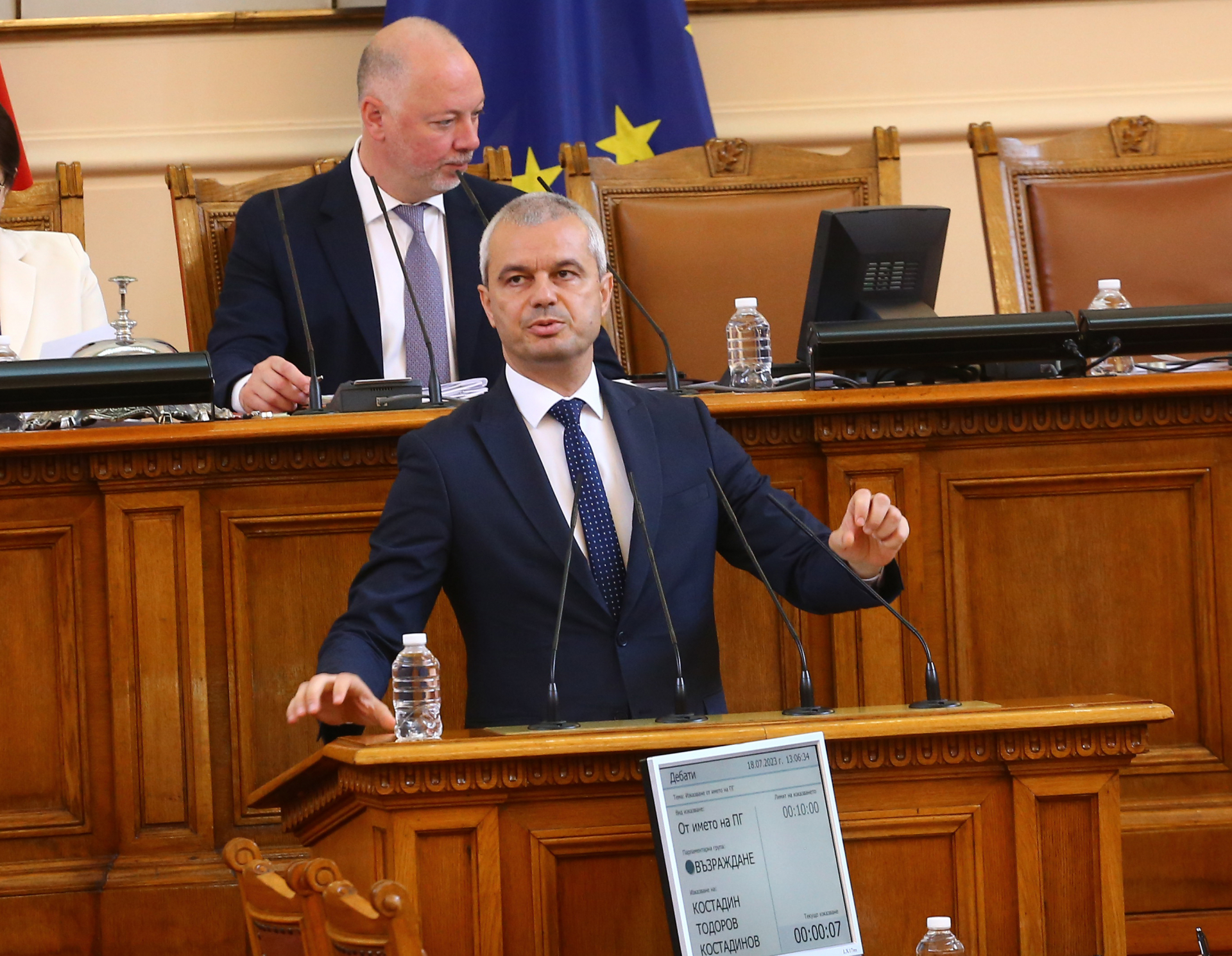 Костадинов е включен в списъка на сайта "Миротворец", ето как реагира той