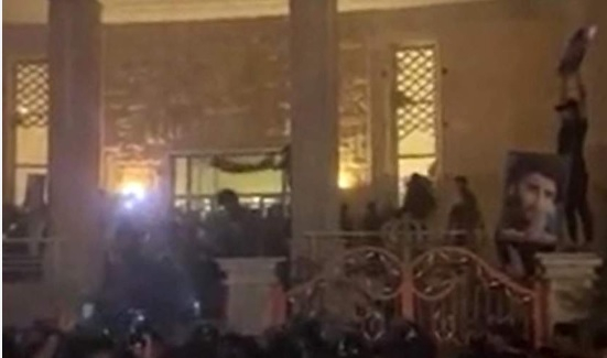 Протестиращи превзеха и подпалиха шведското посолство в Багдад ВИДЕО