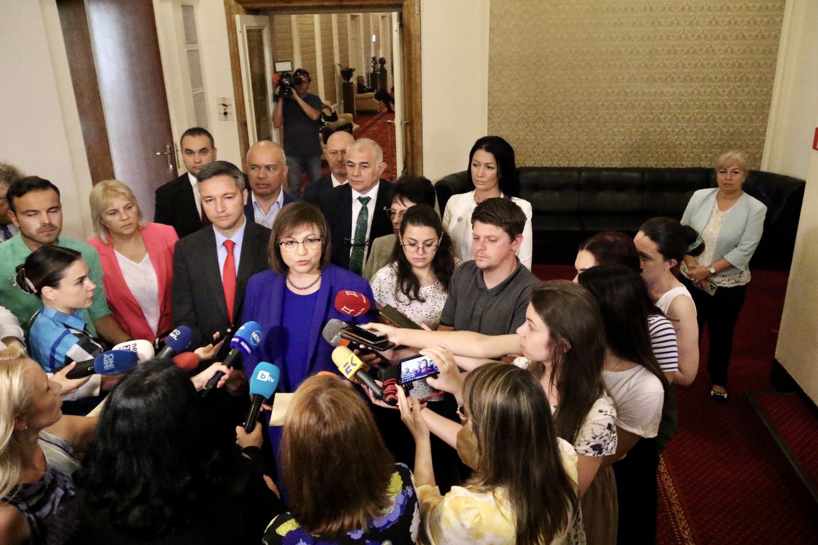 Корнелия Нинова: Сигнализираме ДАНС и викаме службите в парламента за сайта „Миротворец“  