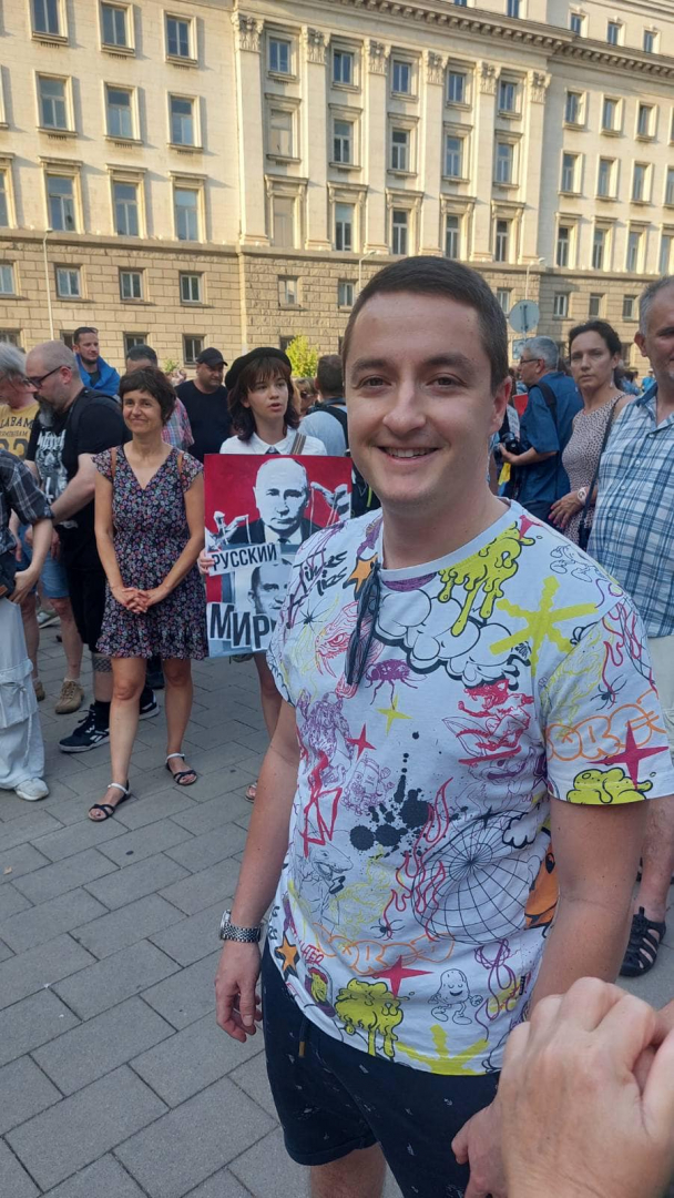 Зрелище: Явор Божанков се прави на палячо пред президентството, за да се покаже като евроатлантик БЛИЦ TV