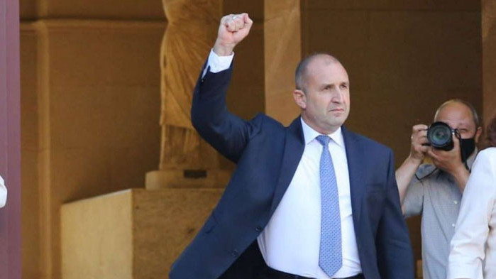 Зрелище: Явор Божанков се прави на палячо пред президентството, за да се покаже като евроатлантик БЛИЦ TV