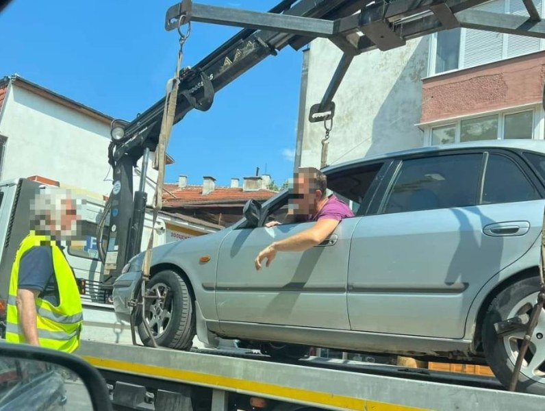 Шантава случка в Сливен! "Паяк" вдигна автомобил заедно с шофьора СНИМКИ