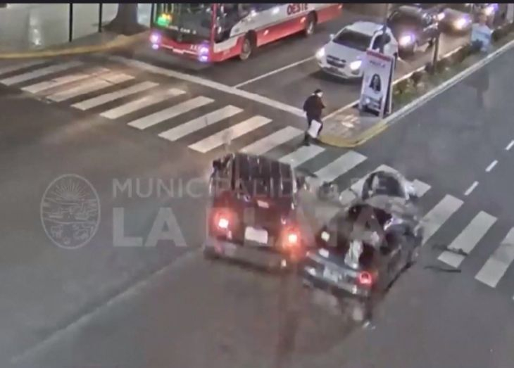 Шокиращо ВИДЕО: Жена се озовава между две катастрофиращи коли