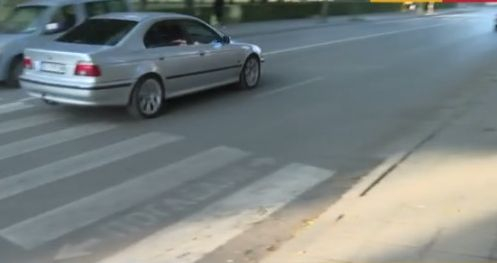 Ужас! Шофьор помете баба и внуче на зебра, влачи детето 10 метра