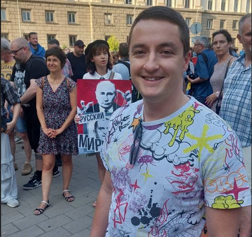 Зрелище: Явор Божанков се прави на палячо пред президентството, за да се покаже като евроатлантик БЛИЦ TV