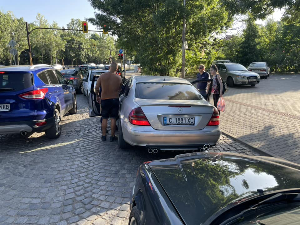 Пиян ром преби жестоко с бухалка младо момче на метри от 6-то РПУ в София СНИМКИ