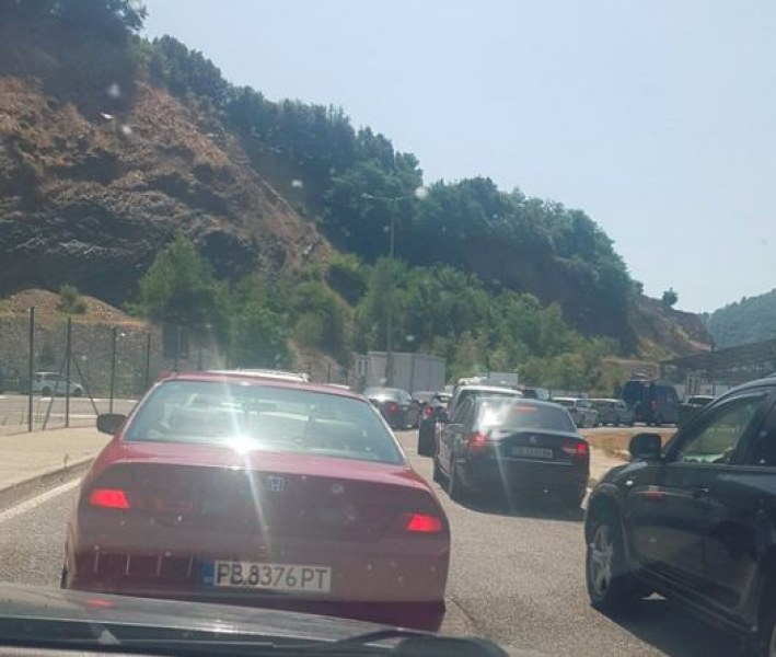 На ГКПП Маказа е рай за шофьорите, а на Кулата...СНИМКИ
