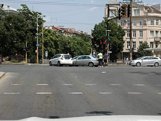 Верижна катастрофа на Орлов мост: Ударили са се няколко автомобила СНИМКА