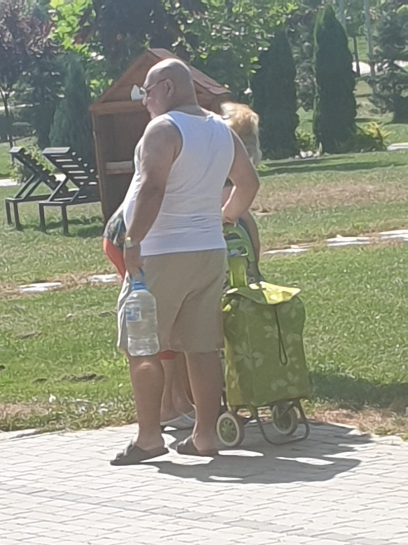 Мъж и жена направиха нещо много грозно в столичен парк СНИМКИ